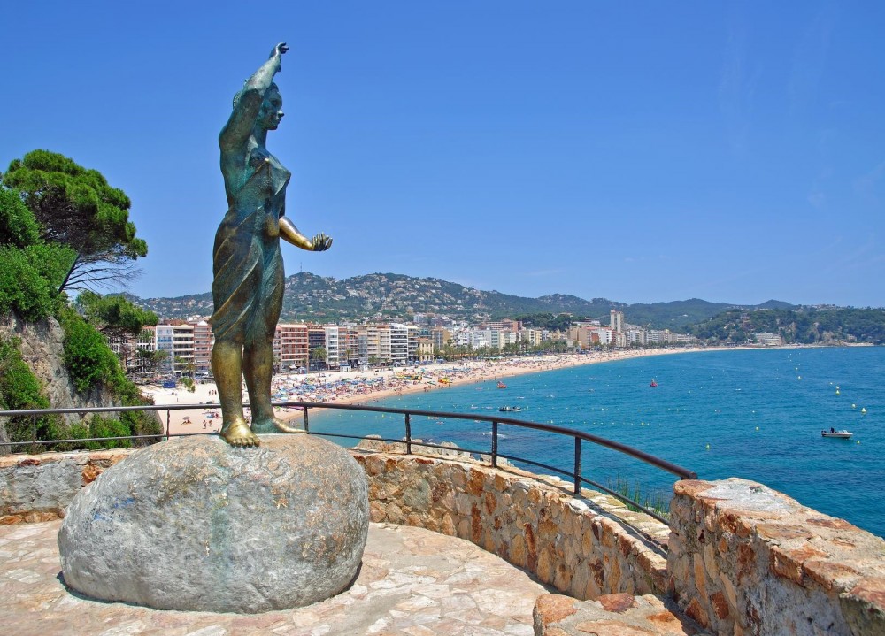 Памятник Dona Marinera в Льорет-де-Маре находится между Центральным пляжем и бухтой Кала-Банис